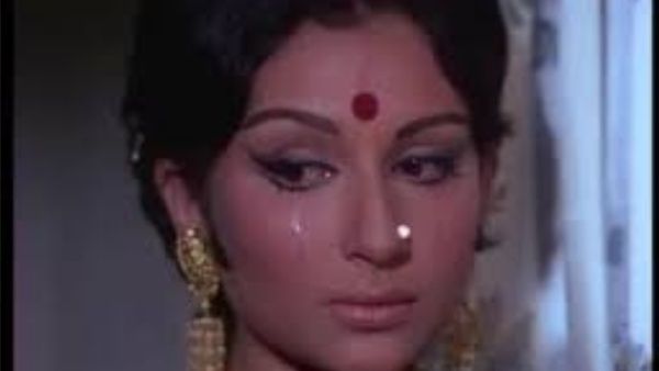 पटौदी खानदान की बहू के बिकिनी पोस्टर छपे पूरे शहर में, हसीना की हालत हुई खराब तो रातों रात हटे