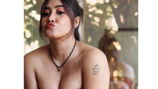 सोफिया अंसारी ने इस बार तो हद ही कर दी... ओम और भगवान के नाम वाली स्कर्ट पहने करने लगी ऐसी हरकते