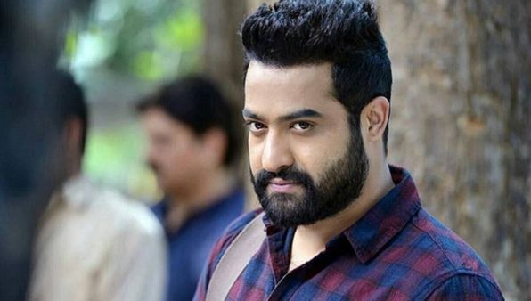 Jr NTR के फैंस बेकाबू होकर थियेटर में ही फोड़ने लगे पटाखे, लगी भीषण आग, वीडियो वायरल- Watch