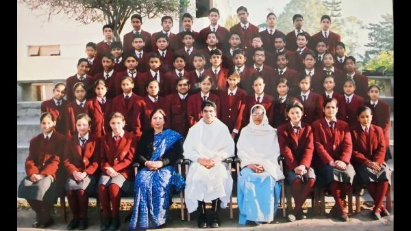 12वीं में 97%, IIT एंट्रेंस और IAS की तैयारी, स्कूल फोटो में है बॉलीवुड की सबसे पढ़ी-लिखी और टॉप एक्ट्रेस