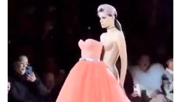 आगे आगे ड्रेस पीछे पीछे हसीनाएं... ये कैसे फैशन है? इंटरनेट पर मचा बवाल