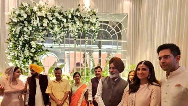 Parineeti- Raghav ने सगाई के बाद, अरविंद केजरीवाल और बाकी नेताओं के साथ दिया पोज- वायरल Inside Pics