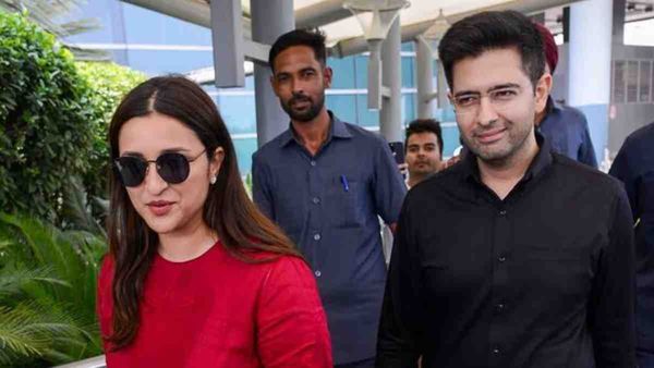 Parineeti- Raghav Engagement: सगाई से ठीक पहले कुर्ता पजामा पहने यूं मुस्कुराते नजर आए राघव चड्ढा-वीडियो वायरल