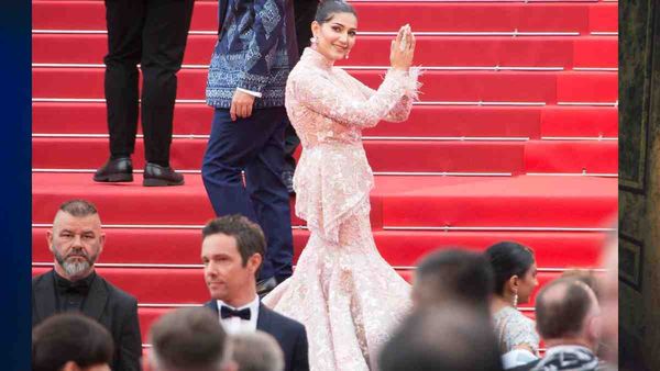 Cannes 2023- रेड कार्पेट पर हो गई सपना चौधरी की फजीहत? 30 किलो का गाउन उठाकर खुद बढ़ना पड़ा आगे!
