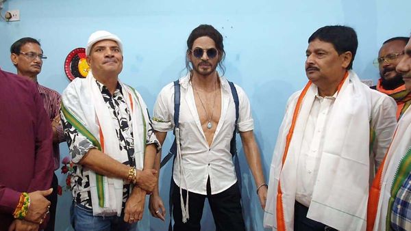 Shahrukh Khan- फैन ने शाहरुख खान के पठान लुक की बनाई मूर्ति, किंग खान को गिफ्ट करना चाहते हैं