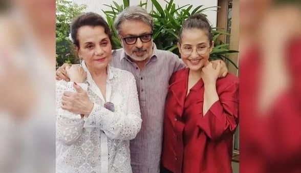 Manisha Koirala: लंबे समय बाद साथ में काम करने के बाद संजय लीला भंसाली की तारीफ करती नजर आई मनीषा