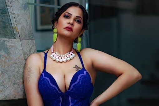इधर-उधर देखकर ही खोले लॉलिता भाभी की ये तस्वीरें, देखते ही बहक रहे हैं लोगों के ईमान