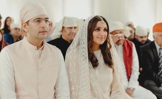 Parineeti Chopra: अपनी सगाई में परिणीति ने भाई और होने वाले पति संग किया जमकर डांस, देखिए नया वीडियो