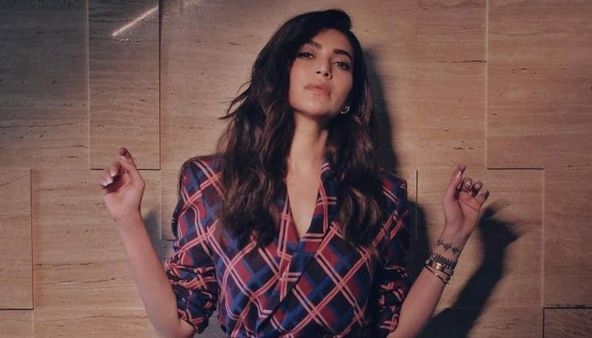 Karishma Tanna: अपने ही पिता को लेकर करिश्मा ने किया बड़ा खुलासा, सोशल मीडिया पर मचा बवाल