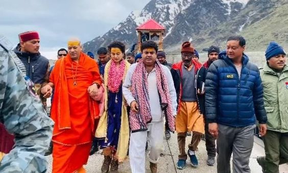 Kangana Ranaut: केदारनाथ मंदिर पहुंची कंगना रनौत, जय महाकाल के लगाए नारे, लिया आशीर्वाद