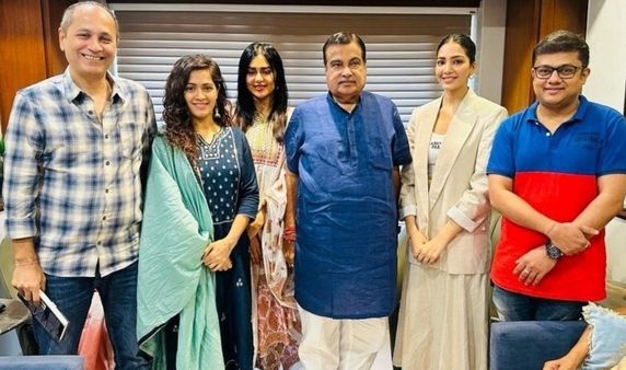 The Kerala Story: विवादों के बीच केंद्रीय मंत्री नितिन गडकरी से मिली 'द केरल स्टोरी' की टीम, सामने आई तस्वीरें