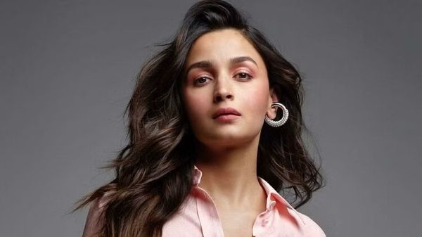 आलिया भट्ट के परिवार के सद्स्य की तबीयत गंभीर, एक्ट्रेस ने की फॉरेन ट्रिप और फिल्म की शूटिंग कैंसिल