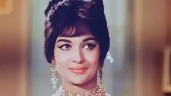 चाकू की नोक पर मशहूर एक्ट्रेस के घर के बाहर फैन ने जमाया डेरा, एक्ट्रेस ने उठाया ऐसा कदम...