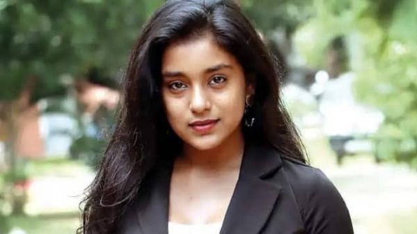 Sumbul Touqeer Khan की नई मम्मी की तस्वीरे आई सामने, बकरीद पर दोनों बहनें गले मिलते आईं नज़र