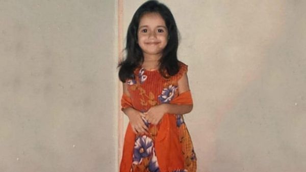 8 साल की उम्र से शुरू किया करियर, आज बनी टॉप हसीना, आखिर कौन है सूट-सलवार में नज़र आ रही क्यूट बच्ची