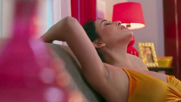 Ullu Series की इस हसीना ने सिर्फ ब्रा पहनकर कुर्सी से छिपाया बदन, अकेले में देखें तस्वीर