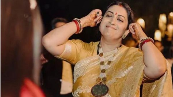 सुबह-सुबह घर से निकलीं स्मृति ईरानी, गाड़ी में बैठते ही करने लगी ये काम...