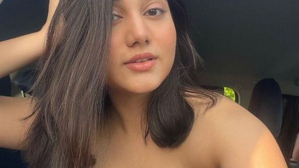 इधर बुर्के में आईं उर्फी जावेद उधर छोटी बहन असफी जावेद ने उतार फेंके कपड़े, ढूंढने निकली अपने लिए Lucky Boy