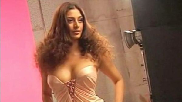 15 सालों के लिव इन रिलेशन के बाद भी कुआंरी तबू ने 51 की उम्र में लगाई अपने हुस्न की नुमाइश