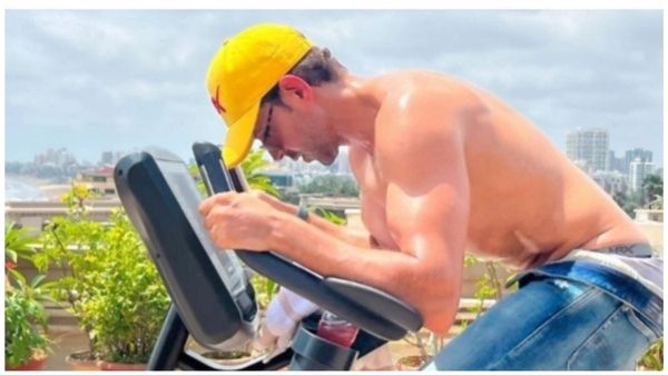 Hritik Roshan: एक्टर की सोशल मीडिया पर सामने आई बोल्ड तस्वीर, फैंस हुए दीवाने