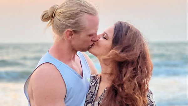 प्रेग्नेंसी में भी नहीं मान रही ये हसीना, पति के साथ योगा करते हुए करने लगी ऐसी हरकत कि... आप ट्राय भी ना करें