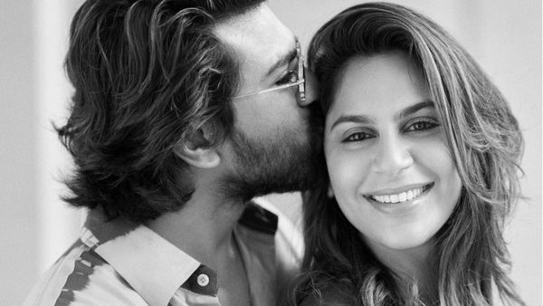 राम चरण ने प्रेग्नेंट पत्नी उपासना संग मनाई शादी की 11वीं सालगिरह, चिरंजीवी ने दिया आशीर्वाद