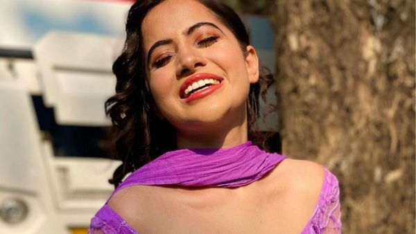 उर्फी जावेद को लाल ब्रा में देख छोटू करने लगा ऐसी हरकतें, बोलीं- इसकी चेन खींचो, मचा बवाल
