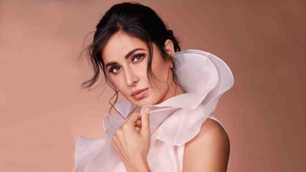 Katrina Kaif ने वीगन मैट कलर्ड काजल और ब्रो प्रोडक्ट्स की नई रेंज की लॉन्च, ग्लैमरस और आकर्षक आंखों का राज