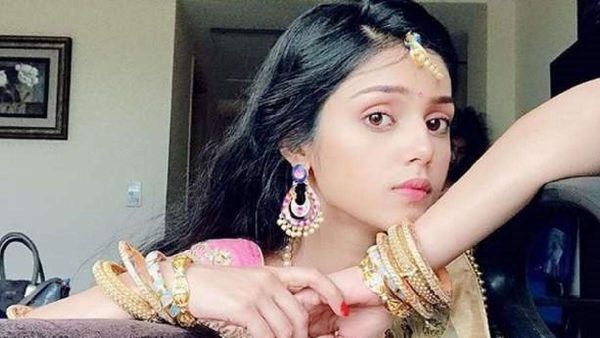 टीवी की राधा ने साड़ी उतार पहन ली टी-शर्ट, वादियों में ऐसे मचल रहीं थीं मल्लिका सिंह!