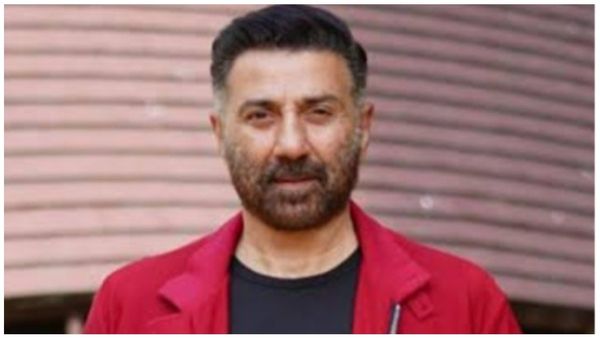 इस हसीना के हाथों में हाथ लिए बैठे नज़र आए सनी देओल, इंटरनेट पर वीडियो ने मचाया बवाल