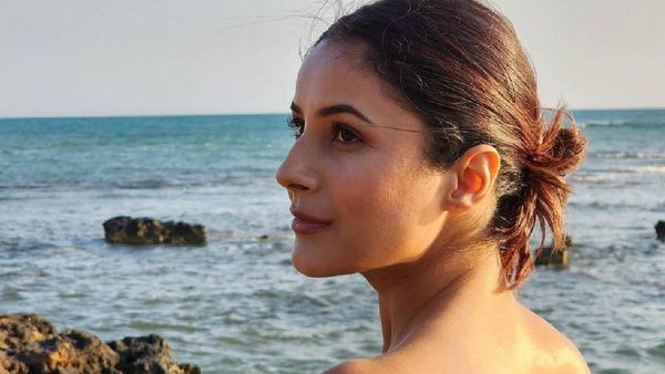 हसीना ने इस एंगल से ली तस्वीर कि मचल गए लोग, बोले- नीचे क्या पहना हुआ है?