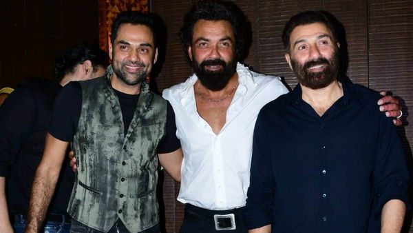 Karan Deol Wedding: सनी देओल के बेटे करण देओल की संगीत में छाए बॉबी देओल और अभय देओल, तस्वीरें वायरल