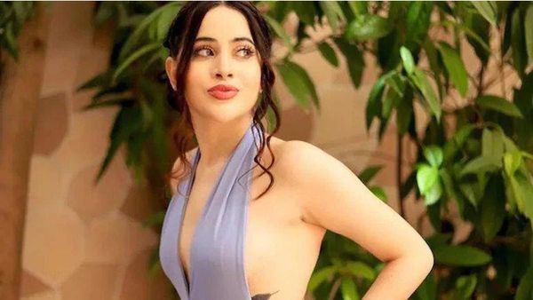 उर्फी जावेद ने लेटेस्ट टॉपलेस लुक से फिर किया सबको हैरान, सिर्फ फूलों की पंखुड़ियां पहने आईं नजर