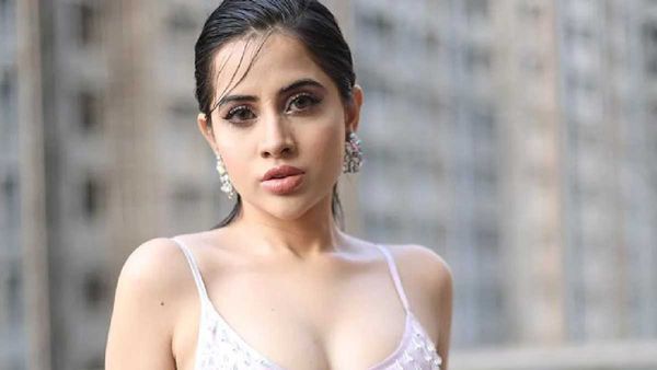 सिर्फ ब्रा पहने खड़ी थी Urfi Javed, पीछे लिखी गाली देखकर भड़के लोग बोले- 'खुद को दे रही हो'