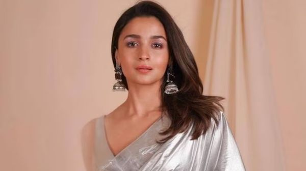 Alia Bhatt: लिखी हुई स्पीच पढ़कर जेंडर इक्वैलिटी पर बोली बॉलीवुड एक्ट्रेस, तो फैंस ने लगा दी क्लास