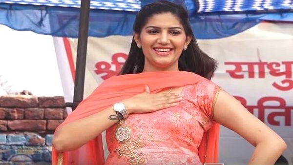 हरी ब्रा में सपना चौधरी ने दिखाया चमकीला बदन, रुक रुक कर सपना का हुस्न निहार रहे है लोग