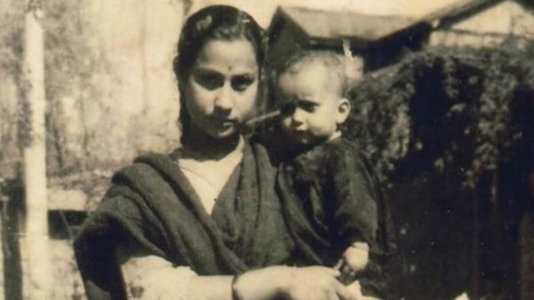 मां की गोद में नज़र आ रहा बच्चा अपनी अदाकारी से फिल्मों में डाल देता है जान, आपने पहचाना?