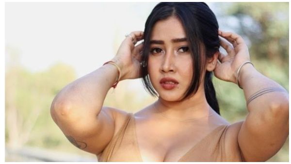 बिना कपड़े पहने सोफिया अंसारी ने कैमरे के सामने दिए अजीबों-गरीब पोज, देखने वालों को आया गुस्सा