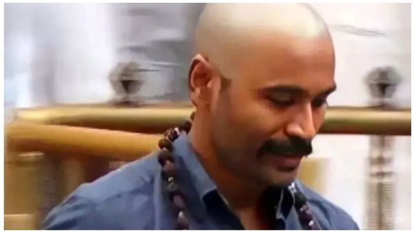 Dhanush: साउथ सुपरस्टार धनुष पहुंचे तिरुपति बालाजी मंदिर, दान किए अपने बाल, सामने आई तस्वीरें