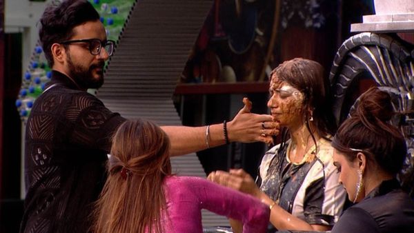 Bigg Boss: पीरियड्स में भी जिया शंकर ने पूरा किया ऐसा खतरनाक काम, लाख कोशिशों के बाद भी नहीं हिली हसीना