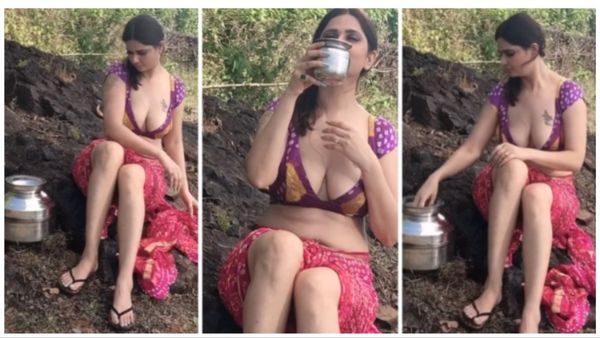 खुले में कपड़े उतारकर नहाने लगीं लॉलिता भाभी, गहरे गले के ब्लाउज में सब कुछ दिखाते हुए जरूरी अंगो पर डाला पानी