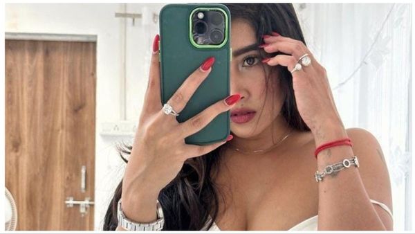 सोफिया अंसारी ने फिर सोशल मीडिया पर साझा की अपनी बोल्ड तस्वीरें, तो लोगों ने पूछा,-