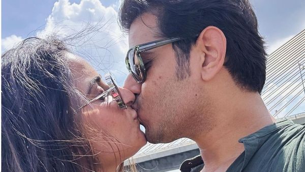 पति पर मरी- मिटी जा रही है ये एक्ट्रेस, कैमरे के सामने ही करने लगी बेडरूम वाली हरकतें