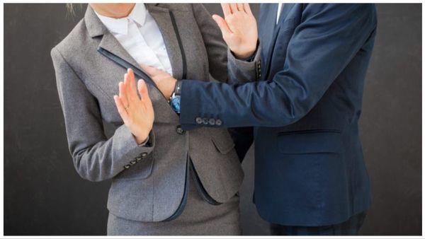 फिल्म इंडस्ट्री में नया बवाल, मशहूर एक्ट्रेस के गंदे वीडियो बनाकर ब्लैकमेल करने लगा ये फिल्म मेकर