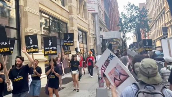 Hollywood strike: राजामौली की फिल्म RRR का पोस्टर लेकर सड़कों पर उतरे लोग, हॉलीवुड स्टार्स भी हड़ताल पर