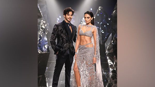 रैंप पर इस हसीना ने ईशान खट्टर को किया इग्नोर? लोग बोले- 'ड्रेस पर पैर रखने से भड़की है'