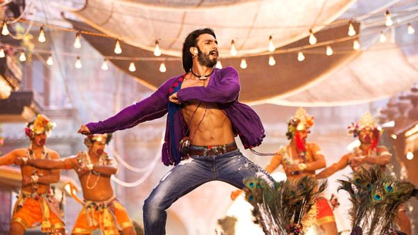 Ranveer Singh: जब स्टेज पर नाचते नाचते फिसले रणवीर सिंह और ढोल में ही जा घुसे, वीडियो हो रहा है वायरल
