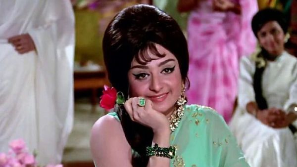 78 की उम्र में सायरा बानों ने दिखाई 22 इंच की कमर, जवानी को याद करते हुए कर डाला ये काम!