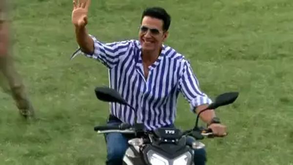 Akshay Kumar: यूपी में अपनी अगली फिल्म की शूटिंग कर रहे हैं अक्षय कुमार, बाइक दौड़ाते हुए वीडियो वायरल