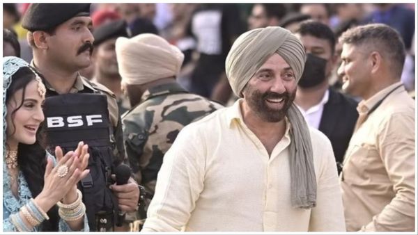 सनी देओल की गदर 2 को देखने पहुंचे इंडियन आर्मी के जवान, खुशी से लगाए 'हिंदुस्तान जिंदाबाद' के नारे